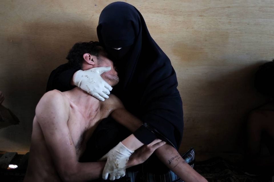Fatima al-Qaws berce son fils de 18 ans, Zayed, souffrant des effets des gaz lacrymogènes lancés lors d’une manifestation de rue à Sanaa, Yémen, 15 octobre 2011. Photo Samuel Aranda
