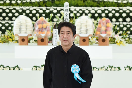  Shinzo Abe au mémorial de la paix d'Itoman, près d'Okinawa, le 23 juin.  