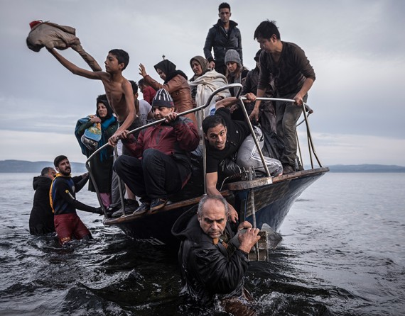 Refugees arrive by a Turkish boat near the village of Skala, on the Greek island of Lesbos (The New York Times/Sergey Ponomarev - November 16, 2015).