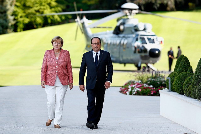 Angela Merkel et François Hollande à leur arrivée à Evian pour les Rencontres franco-allemandes. Image: EPA/SEBASTIEN NOGIER
