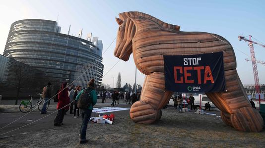  Manifestation contre le CETA devant le parlement européen de Strasbourg mercredi 15 février. Manifestation contre le CETA devant le parlement européen de Strasbourg mercredi 15 février. FREDERICK FLORIN / AFP 