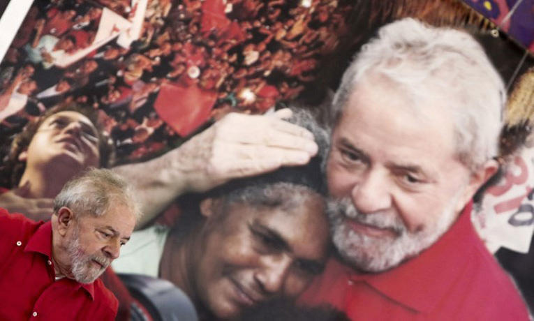 L’ancien président brésilien Lula lors d’une manifestations des syndicats de la métallurgie à Sao Paulo, le 15 juillet 2017, quelques jours après sa condamnation pour corruption passive. PHOTO Miguel SCHINCARIOL/AFP