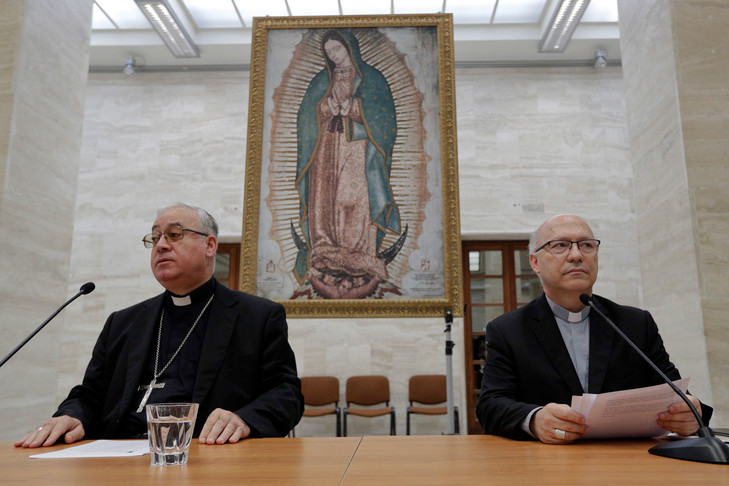 Le smembres de la conférence des évêques de Chili, Luis Fernando Ramos Perez, à droite, et Juan Ignacio Gonzalez, à gauche , lors de la conférence de au Vatican, le 18 mai 2018 / Andrew Medichini/AP